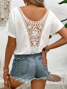 Détail du t-shirt blanc à manches courtes avec un élégant dos en dentelle au crochet.