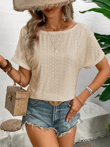 Haut en maille brodée à manches courtes beige pour un look de style bohème estival