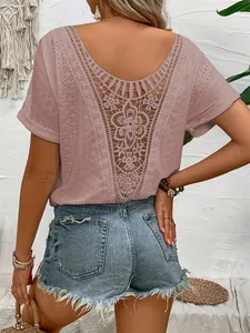 Vue arrière détaillée d'un haut en tricot brodé au crochet mauve pour femme