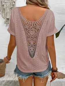 Haut en tricot rose à manches courtes pour femmes avec dentelle florale évidée au dos.