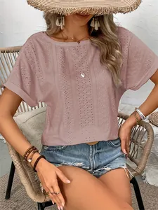 Détail d'un t-shirt en maille mauve ajourée avec manches chauve-souris et broderie