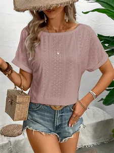 Vue détaillée du t-shirt rose poudré tricoté avec une broderie ajourée pour l'été