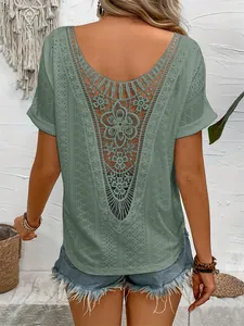 Vue détaillée de la dentelle florale complexe au dos d'un t-shirt en tricot vert sauge