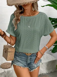 Vue détaillée du t-shirt à manches courtes tricoté ajouré vert menthe avec col bateau
