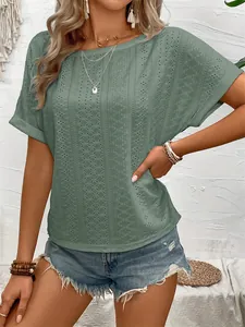 Détail d'un t-shirt à manches courtes en maille ajourée verte pour femme