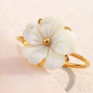 Anillo Flor Chapado En Oro 18K Acero Inoxidable Concha Blanca Ajustable Diseño Abierto Estilo Elegante Francés Mujeres