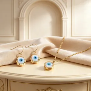 Set di gioielli dorati con occhio di Allah in madreperla, collana ed orecchini eleganti.