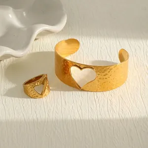 Parure de Bijoux en Acier Inoxydable Plaqué Or 18K pour Femme Bracelet Jonc Ouvert Martelé avec Cœur Évidé et Bague