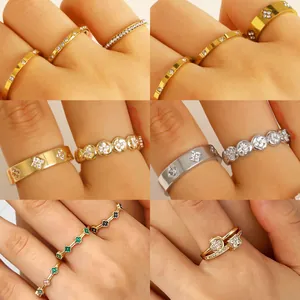 Set di Anelli Sovrapponibili in Acciaio Inossidabile con Strass Elegante Design a Quadrifoglio Geometrico per Donna