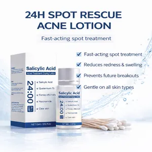 Detaillierte Nahaufnahme der Salicylsäure-Akne-Behandlung Lotion mit Wattestäbchen
