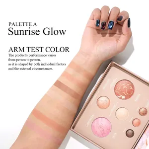Δείγματα στο χέρι από παλέτα highlighter και ρουζ με μαρμάρινο σχέδιο για δέρμα.