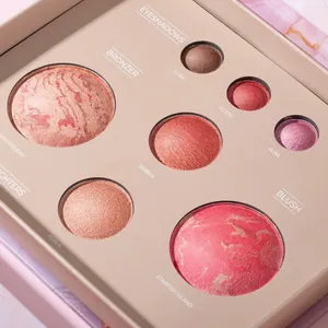 Λεπτομέρεια παλέτας ρουζ και highlighter με μαρμάρινη υφή και εκλεπτυσμένη λάμψη