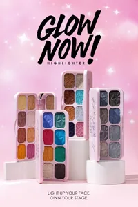 Vue détaillée de quatre palettes de fards à paupières pailletés 8 couleurs sur supports