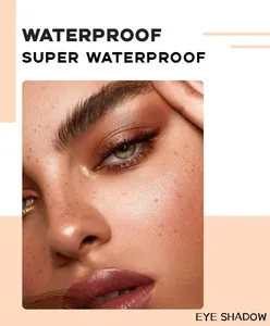 Detailaufnahme eines Schimmer-Lidschattenstifts mit wasserfestem Make-up-Effekt
