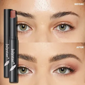Détail d'un stick fard à paupières scintillant montrant l'effet maquillage avant et après
