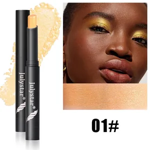 Détail du bâton d'ombre à paupières doré nacré 01 avec look mannequin et échantillon peau
