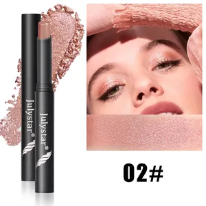Détail de l'ombre à paupières scintillante avec l'effet de la teinte 02 sur modèle