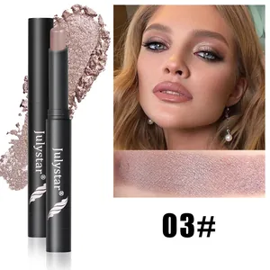 Gros plan sur le bâton d'ombre à paupières crème nacré 03 avec échantillons et maquillage