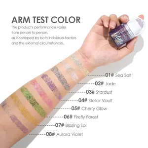 Swatches sur le bras de 8 nuances de gel pailleté scintillant pour le visage et le corps
