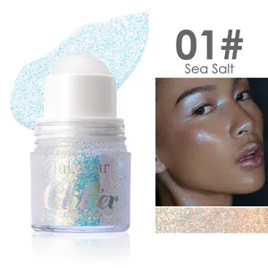 Vue macro détaillée du gel pailleté à bille 01# Sea Salt sur la peau et échantillon