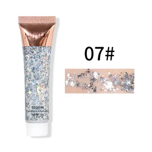 Vue détaillée de l'ombre à paupières gel pailleté argent 07 avec effet de swatch