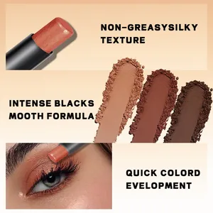 Vue détaillée du bâton d'ombre à paupières nacré avec texture lisse et nuances