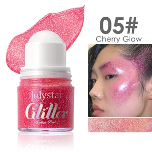 Gros plan sur l'ombre à paupières en gel à paillettes rose avec application sur peau et cheveux