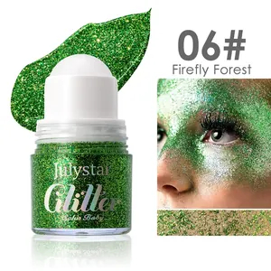 Gros plan détaillé du gel pailleté vert 06# Firefly Forest appliqué sur le visage
