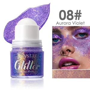 Détail en gros plan du gel pailleté à bille Aurora Violet appliqué sur le visage et yeux