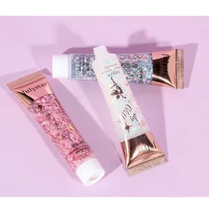 Gros plan sur trois tubes de gel pailleté Julystar pour le corps en rose, blanc et bleu