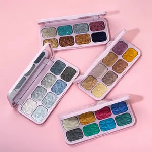 Gros plan de quatre palettes de fards à paupières scintillantes à 8 couleurs sur fond rose.