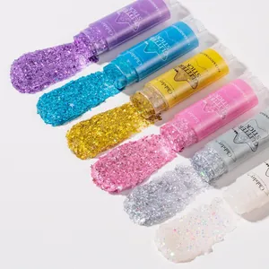 Primo piano di set di gel glitterati Clubday per viso, corpo e capelli, colori vivaci.