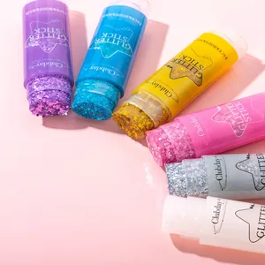 Primo piano dei colori vivaci e della consistenza scintillante degli stick di glitter.