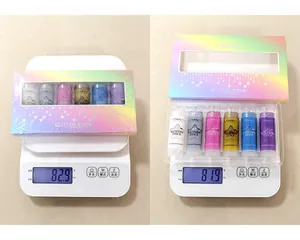 Juego de seis barras de purpurina de colores para cara y cuerpo en una báscula digital.