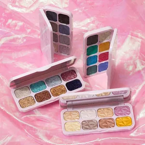 Vue détaillée de quatre palettes de fards à paupières pailletés à huit couleurs scintillantes