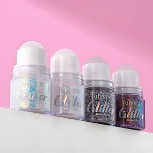 Détail des flacons de gel pailleté à bille en quatre teintes sur fond rose dégradé.