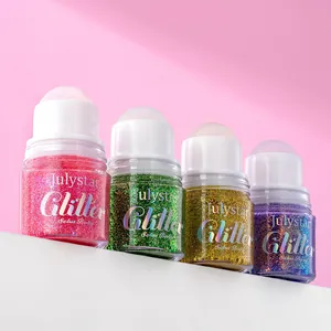 Vue macro détaillée de quatre gels pailletés roll-on colorés pour le corps et le visage.