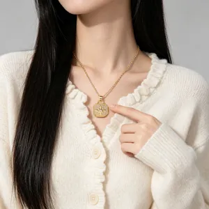 Elegante 18K vergoldete achteckige Nordstern-Halskette getragen von einem Modell