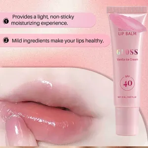 Balsamo labbra lucido alla vaniglia SPF 40 e dettaglio labbra idratate e brillanti.