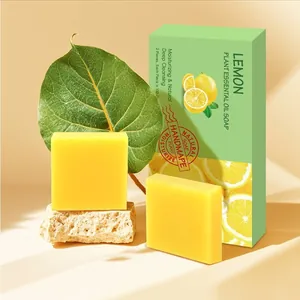 Vue détaillée du savon artisanal au citron et aux huiles végétales en boîte verte