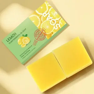Gros plan de deux savons artisanaux au citron jaune avec leur emballage d'origine