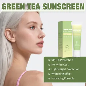 Primo piano del tubo di crema solare al tè verde e scatola accanto a una modella con pelle chiara.