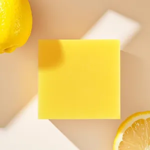 Détail d'un savon artisanal au citron jaune carré avec des tranches fraîches