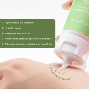 Primo piano della crema solare al tè verde applicata sulla pelle, texture leggera.