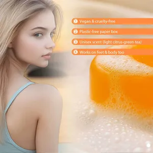 Dettaglio del sapone al cachi arancione con una ricca schiuma detergente e consistenza cremosa