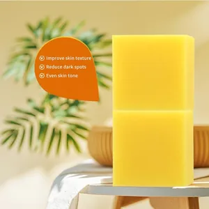 Savons naturels au curcuma et citron empilés sur table ensoleillée pour un teint éclatant