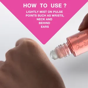 Dettaglio macro dell'applicazione del profumo ai feromoni roll-on sul polso