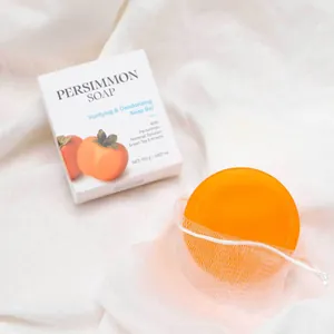 Vista dettagliata di un sapone al cachi purificante da 100g con rete e confezione.