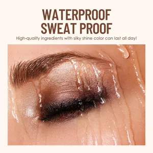 Détail macro d'une ombre à paupières scintillante et imperméable avec des gouttes d'eau