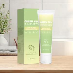 Dettaglio della confezione e del tubetto di Green Tea Sunscreen 50g su legno chiaro.